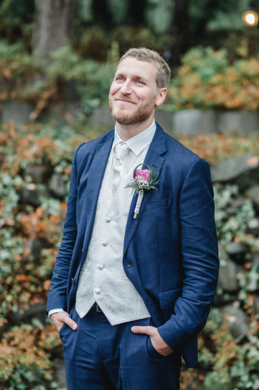 wedding groom by sarahandsamuelphotography